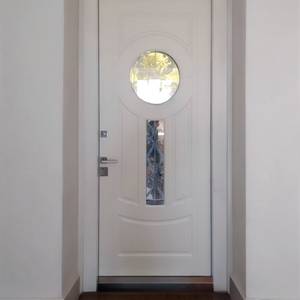 Белая дверь с круглым стеклом
