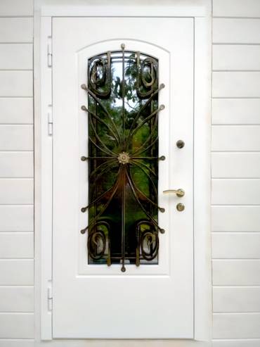 Белая дверь с остеклением