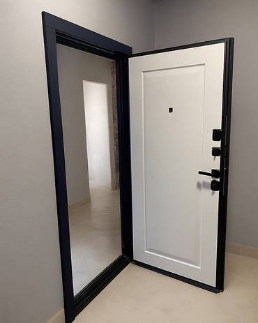 Белая панель двери