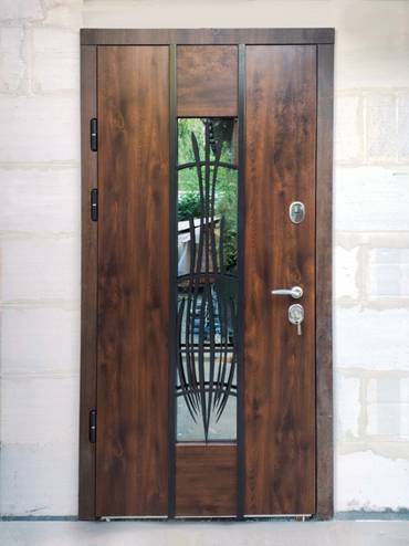 Коричневая дверь со стеклом