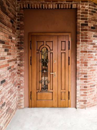 Полуторная дверь с ковкой