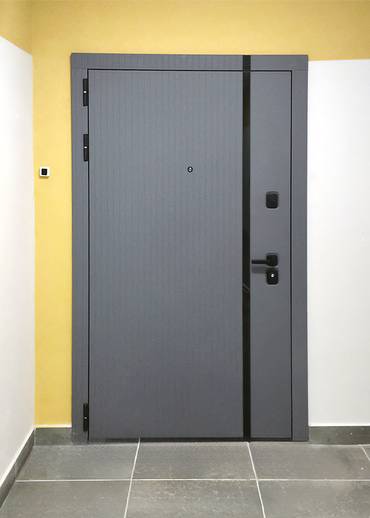 Широкая серая дверь МДФ