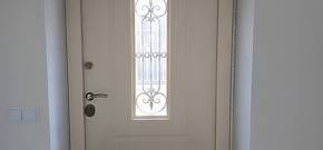 Фото дверей с ковкой и стеклом