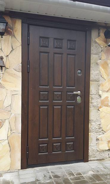 Уличная входная дверь